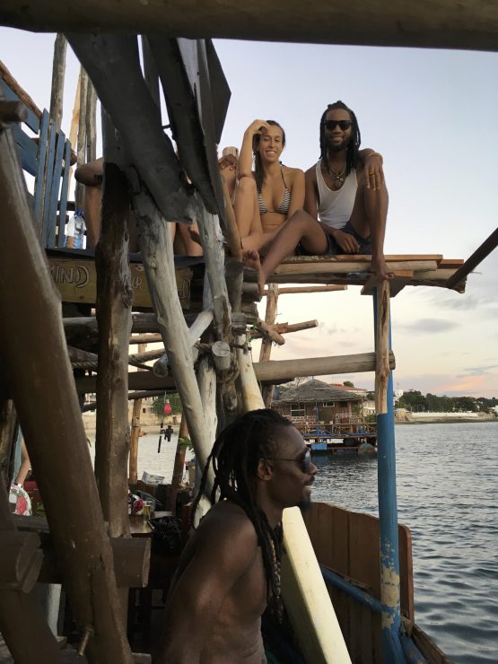 Houseboot, junge Leute, Sansibar