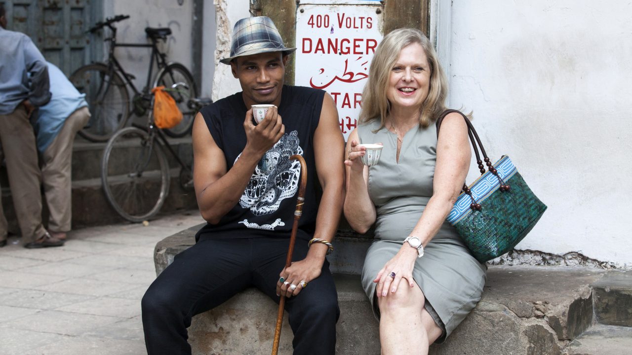 Andrea Tapper und Ahmed Ally in der Altstadt von Stonetown / Sansibar Fotograf: Robin Batista