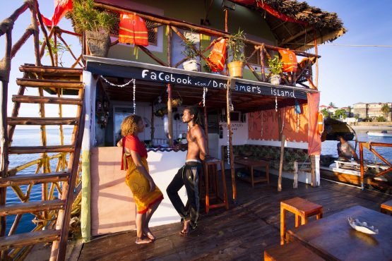 Das erste Partyfloß vor der Küste Zanzibars - Dreamers Island